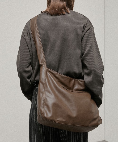 Alfred Alex(アルフレッドアレックス)の「【Alfred Alex】2Way Eyelet Strap Shoulder Bag / 2WAY アイレットベルト ショルダーバック(ショルダーバッグ・メンズ・ダークブラウン/ブラウン系/ブラック・FREE)」の10枚目の写真