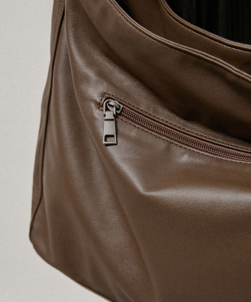 Alfred Alex(アルフレッドアレックス)の「【Alfred Alex】2Way Eyelet Strap Shoulder Bag / 2WAY アイレットベルト ショルダーバック(ショルダーバッグ・メンズ・ダークブラウン/ブラウン系/ブラック・FREE)」の11枚目の写真