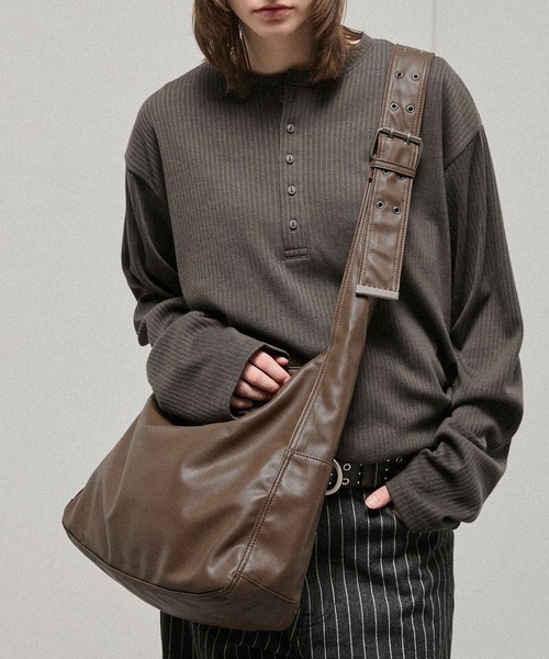 Alfred Alex(アルフレッドアレックス)の「【Alfred Alex】2Way Eyelet Strap Shoulder Bag / 2WAY アイレットベルト ショルダーバック(ショルダーバッグ・メンズ・ダークブラウン/ブラウン系/ブラック・FREE)」の12枚目の写真