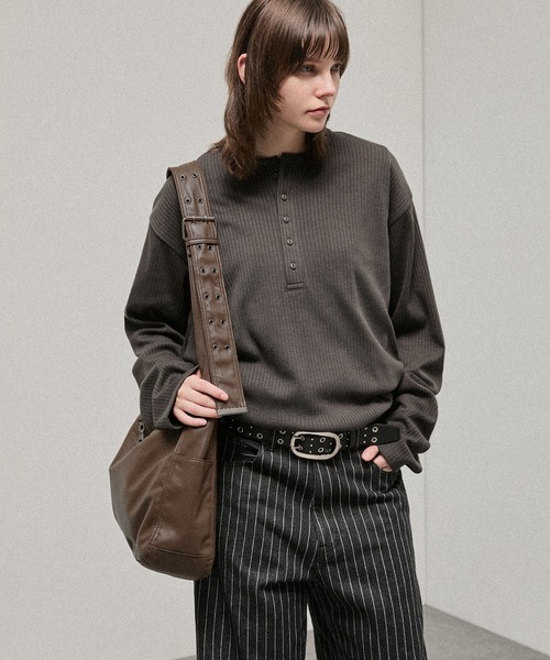 Alfred Alex(アルフレッドアレックス)の「【Alfred Alex】2Way Eyelet Strap Shoulder Bag / 2WAY アイレットベルト ショルダーバック(ショルダーバッグ・メンズ・ダークブラウン/ブラウン系/ブラック・FREE)」の13枚目の写真