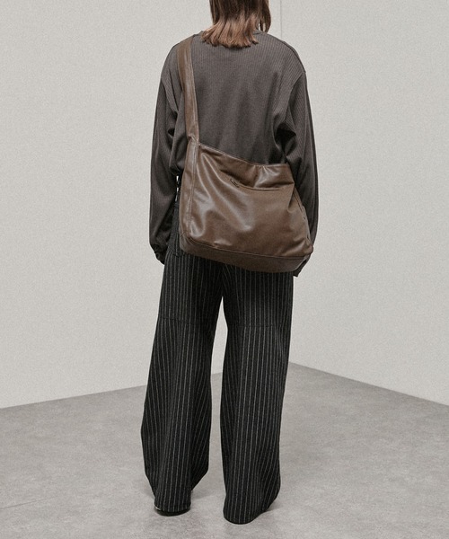 Alfred Alex(アルフレッドアレックス)の「【Alfred Alex】2Way Eyelet Strap Shoulder Bag / 2WAY アイレットベルト ショルダーバック(ショルダーバッグ・メンズ・ダークブラウン/ブラウン系/ブラック・FREE)」の16枚目の写真