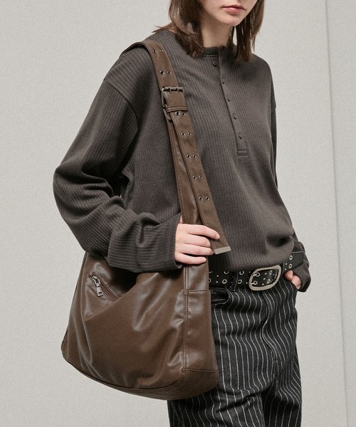 Alfred Alex(アルフレッドアレックス)の「【Alfred Alex】2Way Eyelet Strap Shoulder Bag / 2WAY アイレットベルト ショルダーバック(ショルダーバッグ・メンズ・ダークブラウン/ブラウン系/ブラック・FREE)」の17枚目の写真