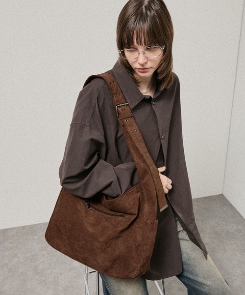 Alfred Alex(アルフレッドアレックス)の「【Alfred Alex】2Way Eyelet Strap Shoulder Bag / 2WAY アイレットベルト ショルダーバック(ショルダーバッグ・メンズ・ダークブラウン/ブラウン系/ブラック・FREE)」の20枚目の写真