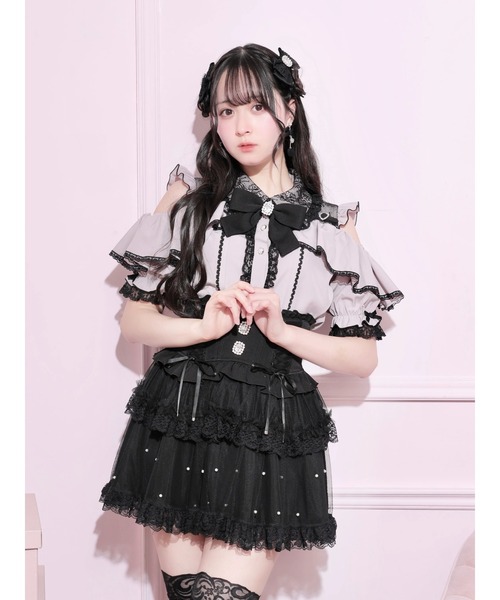 NOEMIE(ノエミー)の「ケープフリルオープンショルダーハートバックルブラウス(シャツ/ブラウス・レディース・ピンク/ブラック/オフホワイト・M)」の3枚目の写真