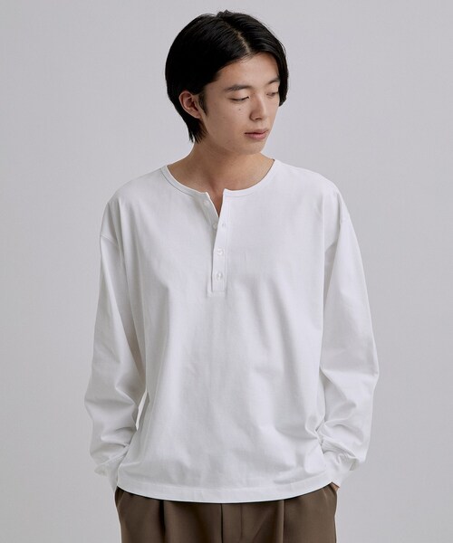 tk.TAKEO KIKUCHI(ティーケータケオキクチ)の「ヘンリーネック長袖Tシャツ(Tシャツ/カットソー・メンズ・ホワイト/ブラック・03/02)」の2枚目の写真