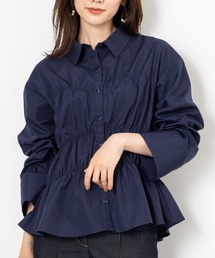 【シャーリングペプラムシャツ】上品さとモード感を演出した一枚