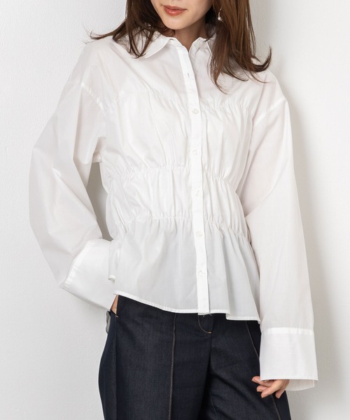 MAISONCOMFY (メゾンコンフィ)の「【シャーリングペプラムシャツ】上品さとモード感を演出した一枚(シャツ/ブラウス・レディース・チャコールグレー/ブラウン/ネイビー/ブラック/サックスブルー/オフホワイト・FREE)」の2枚目の写真