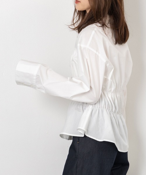 MAISONCOMFY (メゾンコンフィ)の「【シャーリングペプラムシャツ】上品さとモード感を演出した一枚(シャツ/ブラウス・レディース・チャコールグレー/ブラウン/ネイビー/ブラック/サックスブルー/オフホワイト・FREE)」の14枚目の写真