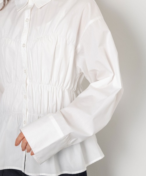 MAISONCOMFY (メゾンコンフィ)の「【シャーリングペプラムシャツ】上品さとモード感を演出した一枚(シャツ/ブラウス・レディース・チャコールグレー/ブラウン/ネイビー/ブラック/サックスブルー/オフホワイト・FREE)」の22枚目の写真