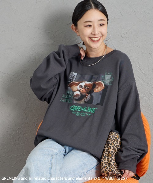 JEANS FACTORY （ジーンズファクトリー）の「【WEB限定】[GREMLINS/グレムリン] フォトプリント クルーネックスウェット（スウェット・レディース・オフホワイト/チャコールグレー/ブルー・M/L）」の2枚目の写真
