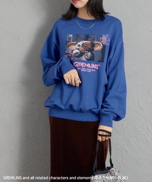 JEANS FACTORY （ジーンズファクトリー）の「【WEB限定】[GREMLINS/グレムリン] フォトプリント クルーネックスウェット（スウェット・レディース・オフホワイト/チャコールグレー/ブルー・M/L）」の3枚目の写真