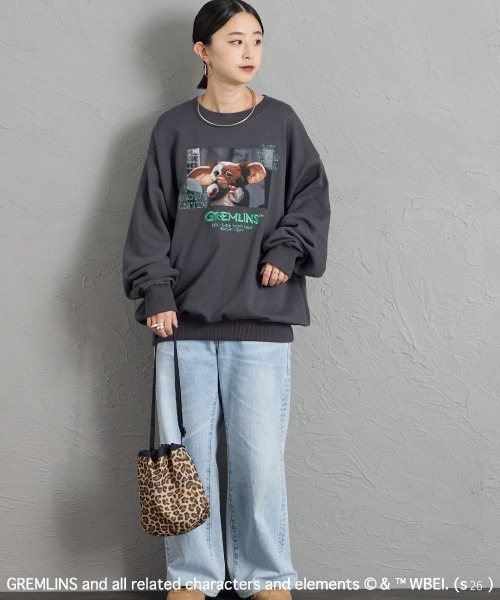 JEANS FACTORY （ジーンズファクトリー）の「【WEB限定】[GREMLINS/グレムリン] フォトプリント クルーネックスウェット（スウェット・レディース・オフホワイト/チャコールグレー/ブルー・M/L）」の15枚目の写真