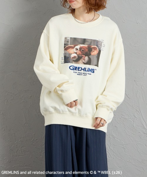 JEANS FACTORY （ジーンズファクトリー）の「【WEB限定】[GREMLINS/グレムリン] フォトプリント クルーネックスウェット（スウェット・レディース・オフホワイト/チャコールグレー/ブルー・M/L）」の4枚目の写真