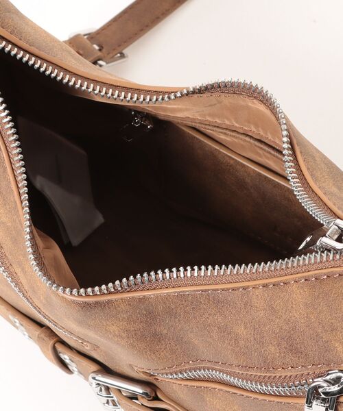 Desigual（デシグアル）の「Buckle detail suede hobo bag / バックルディテールスエードホーボーバッグ（ショルダーバッグ・レディース・ブラウン・FREE）」の4枚目の写真