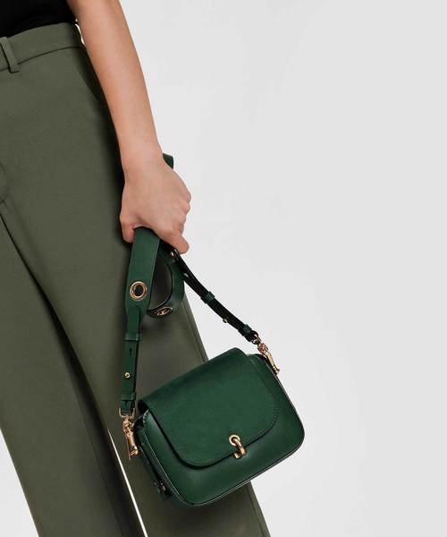 CHARLES & KEITH（チャールズ & キース）の「グロメットディテールストラップバッグ / GROMMET DETAIL STRAP BAG（ショルダーバッグ・レディース・ダークグリーン/ピンク系その他/プラム・S）」の4枚目の写真