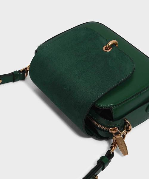 CHARLES & KEITH（チャールズ & キース）の「グロメットディテールストラップバッグ / GROMMET DETAIL STRAP BAG（ショルダーバッグ・レディース・ダークグリーン/ピンク系その他/プラム・S）」の5枚目の写真