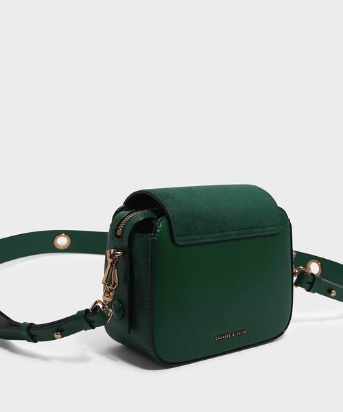 CHARLES & KEITH（チャールズ & キース）の「グロメットディテールストラップバッグ / GROMMET DETAIL STRAP BAG（ショルダーバッグ・レディース・ダークグリーン/ピンク系その他/プラム・S）」の6枚目の写真