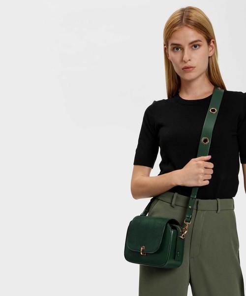 CHARLES & KEITH（チャールズ & キース）の「グロメットディテールストラップバッグ / GROMMET DETAIL STRAP BAG（ショルダーバッグ・レディース・ダークグリーン/ピンク系その他/プラム・S）」の8枚目の写真