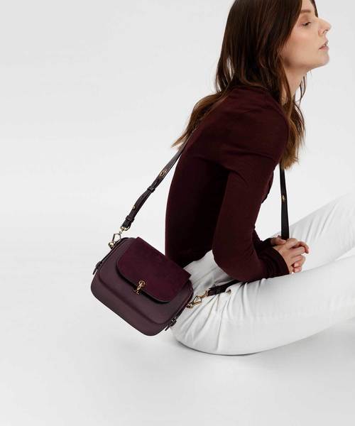 CHARLES & KEITH（チャールズ & キース）の「グロメットディテールストラップバッグ / GROMMET DETAIL STRAP BAG（ショルダーバッグ・レディース・ダークグリーン/ピンク系その他/プラム・S）」の9枚目の写真