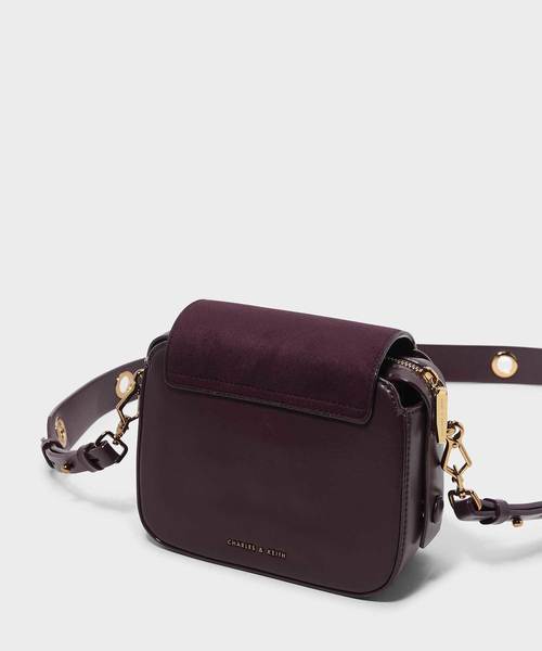 CHARLES & KEITH（チャールズ & キース）の「グロメットディテールストラップバッグ / GROMMET DETAIL STRAP BAG（ショルダーバッグ・レディース・ダークグリーン/ピンク系その他/プラム・S）」の11枚目の写真