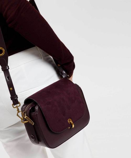 CHARLES & KEITH（チャールズ & キース）の「グロメットディテールストラップバッグ / GROMMET DETAIL STRAP BAG（ショルダーバッグ・レディース・ダークグリーン/ピンク系その他/プラム・S）」の13枚目の写真