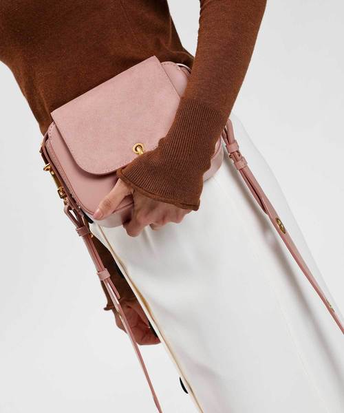 CHARLES & KEITH（チャールズ & キース）の「グロメットディテールストラップバッグ / GROMMET DETAIL STRAP BAG（ショルダーバッグ・レディース・ダークグリーン/ピンク系その他/プラム・S）」の14枚目の写真