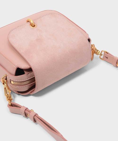 CHARLES & KEITH（チャールズ & キース）の「グロメットディテールストラップバッグ / GROMMET DETAIL STRAP BAG（ショルダーバッグ・レディース・ダークグリーン/ピンク系その他/プラム・S）」の15枚目の写真