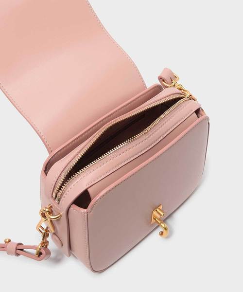CHARLES & KEITH（チャールズ & キース）の「グロメットディテールストラップバッグ / GROMMET DETAIL STRAP BAG（ショルダーバッグ・レディース・ダークグリーン/ピンク系その他/プラム・S）」の17枚目の写真