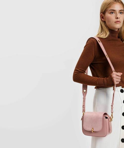 CHARLES & KEITH（チャールズ & キース）の「グロメットディテールストラップバッグ / GROMMET DETAIL STRAP BAG（ショルダーバッグ・レディース・ダークグリーン/ピンク系その他/プラム・S）」の18枚目の写真