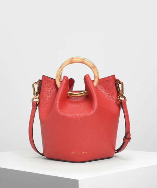 CHARLES & KEITH（チャールズ & キース）の「ペタルフォールド バケツバッグ / Petal Fold Bucket Bag（ショルダーバッグ・レディース・ライトブルー/ブラック/レッド/イエロー・M）」の4枚目の写真