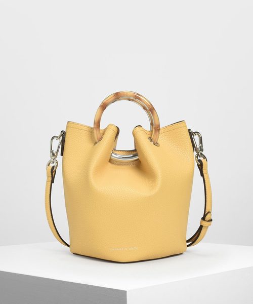 CHARLES & KEITH（チャールズ & キース）の「ペタルフォールド バケツバッグ / Petal Fold Bucket Bag（ショルダーバッグ・レディース・ライトブルー/ブラック/レッド/イエロー・M）」の3枚目の写真