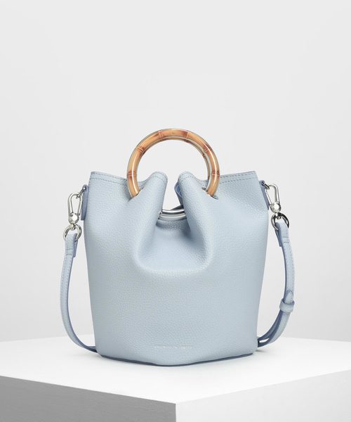 CHARLES & KEITH（チャールズ & キース）の「ペタルフォールド バケツバッグ / Petal Fold Bucket Bag（ショルダーバッグ・レディース・ライトブルー/ブラック/レッド/イエロー・M）」の2枚目の写真