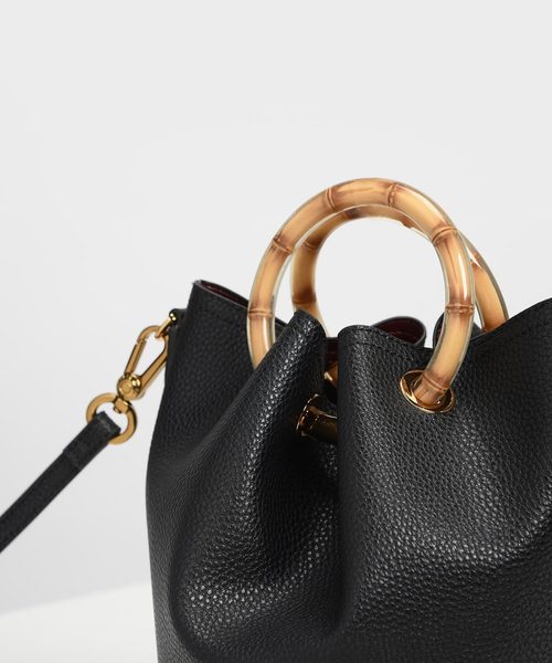 CHARLES & KEITH（チャールズ & キース）の「ペタルフォールド バケツバッグ / Petal Fold Bucket Bag（ショルダーバッグ・レディース・ライトブルー/ブラック/レッド/イエロー・M）」の7枚目の写真