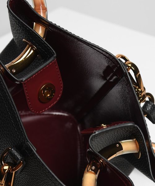 CHARLES & KEITH（チャールズ & キース）の「ペタルフォールド バケツバッグ / Petal Fold Bucket Bag（ショルダーバッグ・レディース・ライトブルー/ブラック/レッド/イエロー・M）」の8枚目の写真