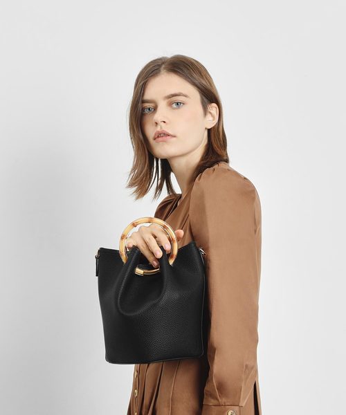 CHARLES & KEITH（チャールズ & キース）の「ペタルフォールド バケツバッグ / Petal Fold Bucket Bag（ショルダーバッグ・レディース・ライトブルー/ブラック/レッド/イエロー・M）」の9枚目の写真
