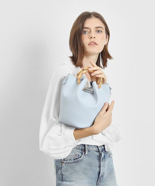 CHARLES & KEITH（チャールズ & キース）の「ペタルフォールド バケツバッグ / Petal Fold Bucket Bag（ショルダーバッグ・レディース・ライトブルー/ブラック/レッド/イエロー・M）」の10枚目の写真