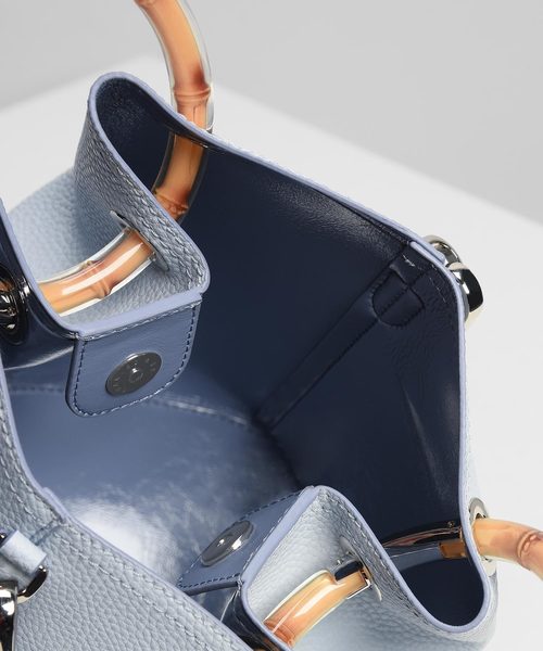 CHARLES & KEITH（チャールズ & キース）の「ペタルフォールド バケツバッグ / Petal Fold Bucket Bag（ショルダーバッグ・レディース・ライトブルー/ブラック/レッド/イエロー・M）」の13枚目の写真