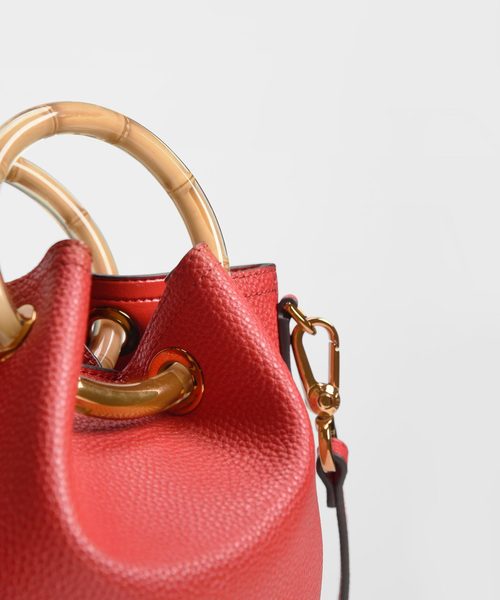 CHARLES & KEITH（チャールズ & キース）の「ペタルフォールド バケツバッグ / Petal Fold Bucket Bag（ショルダーバッグ・レディース・ライトブルー/ブラック/レッド/イエロー・M）」の16枚目の写真