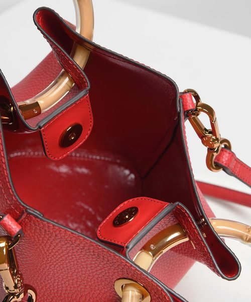 CHARLES & KEITH（チャールズ & キース）の「ペタルフォールド バケツバッグ / Petal Fold Bucket Bag（ショルダーバッグ・レディース・ライトブルー/ブラック/レッド/イエロー・M）」の17枚目の写真