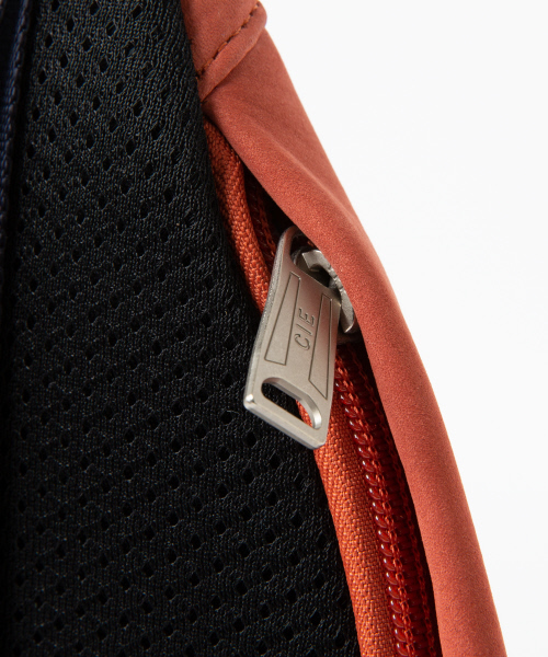 alfredoBANNISTER（アルフレッドバニスター）の「【CIE別注】WATERPROOF SLINGBAG（バックパック/リュック・メンズ・ブラック/ネイビー/オレンジ・フリー）」の12枚目の写真