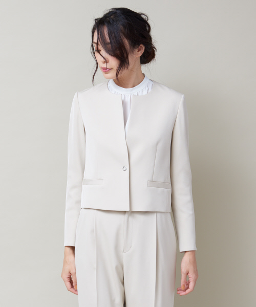 qualite(カリテ)の「《セットアップ》》《CLASSY掲載》ラチネショートジャケット(テーラードジャケット・レディース・ベージュ/ネイビー・38/36/40/34)」の4枚目の写真