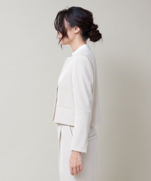 qualite(カリテ)の「《セットアップ》》《CLASSY掲載》ラチネショートジャケット(テーラードジャケット・レディース・ベージュ/ネイビー・38/36/40/34)」の5枚目の写真