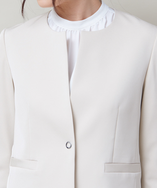 qualite(カリテ)の「《セットアップ》》《CLASSY掲載》ラチネショートジャケット(テーラードジャケット・レディース・ベージュ/ネイビー・38/36/40/34)」の7枚目の写真