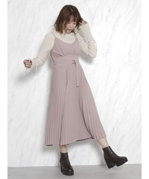 dazzlin(ダズリン)の「スリムフレアラインキャミワンピース(ワンピース・レディース・ベージュ/ピンク・FREE)」の3枚目の写真