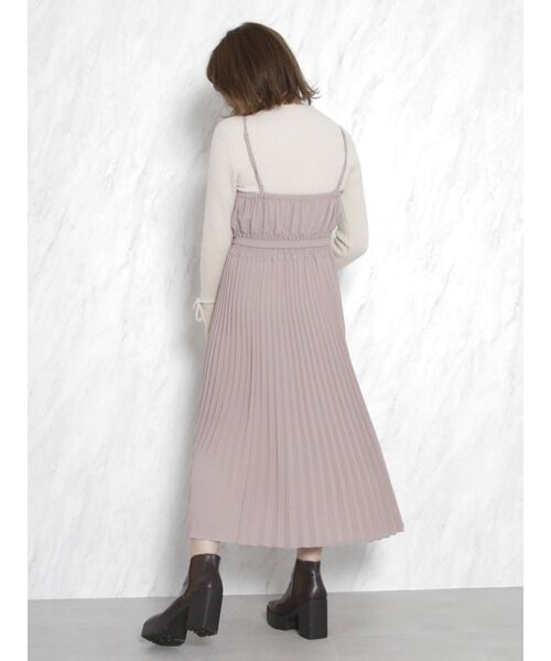 dazzlin(ダズリン)の「スリムフレアラインキャミワンピース(ワンピース・レディース・ベージュ/ピンク・FREE)」の6枚目の写真