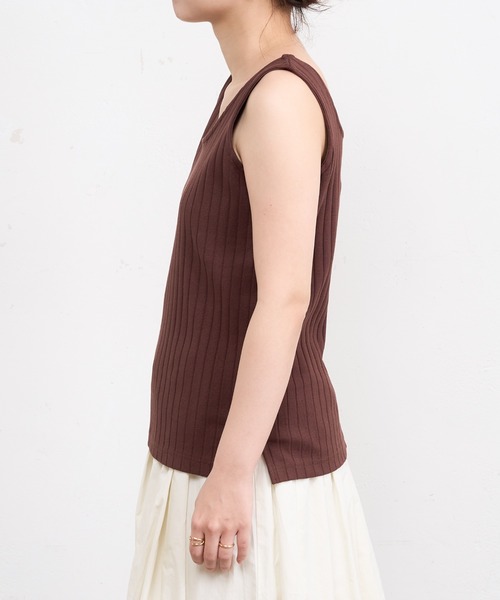 natural couture(ナチュラルクチュール)の「2WAYワイドリブタンク(タンクトップ・レディース・ブラック/アイボリー/オレンジ/ベージュ/ブラウン・FREE)」の12枚目の写真