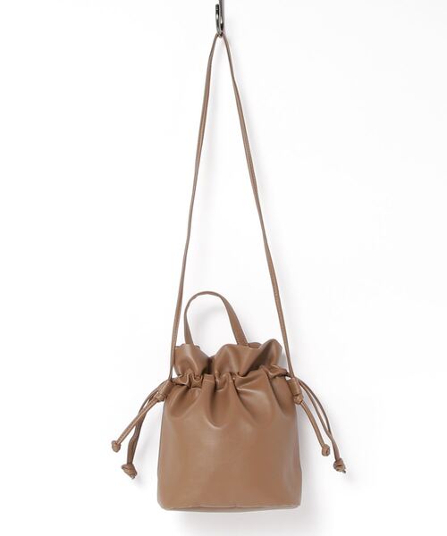 Per sist ence（パーシエンス）の「Per sist ence/パーシエンス　フェイクレザー 2WAY巾着ショルダーバッグ（ショルダーバッグ・レディース・ホワイト/ブラック/モカ/ブラウン/イエロー/チャコールグレー/シルバー/ブルーグリーン/レッド/アイボリー/ライトブラウン・FREE）」の5枚目の写真