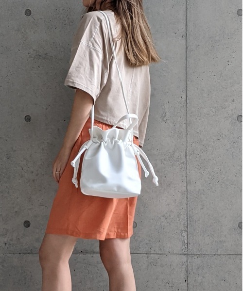 Per sist ence（パーシエンス）の「Per sist ence/パーシエンス　フェイクレザー 2WAY巾着ショルダーバッグ（ショルダーバッグ・レディース・ホワイト/ブラック/モカ/ブラウン/イエロー/チャコールグレー/シルバー/ブルーグリーン/レッド/アイボリー/ライトブラウン・FREE）」の2枚目の写真