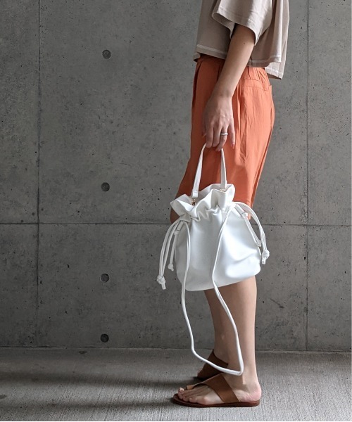 Per sist ence（パーシエンス）の「Per sist ence/パーシエンス　フェイクレザー 2WAY巾着ショルダーバッグ（ショルダーバッグ・レディース・ホワイト/ブラック/モカ/ブラウン/イエロー/チャコールグレー/シルバー/ブルーグリーン/レッド/アイボリー/ライトブラウン・FREE）」の17枚目の写真