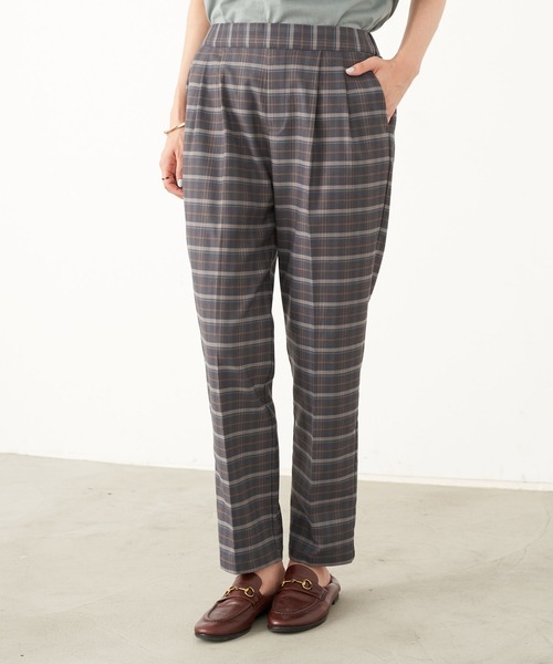 earth music&ecology（アースミュージックアンドエコロジー）の「ストレッチテーパードパンツ(チェック) ＊（その他パンツ・レディース・ブラウン/グレー/アイボリー・S/M/L）」の2枚目の写真